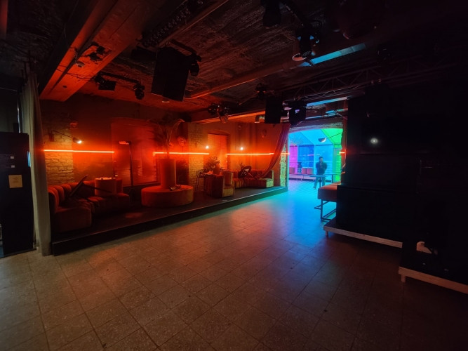 Kluba Skapis telpas ar 2 terasēm.  Šobrīd telpās atrodas klubs Skapis, pirms tam bija klubs Rīga - foto 3