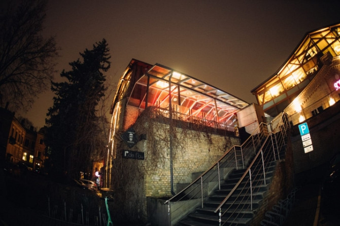 Kluba Skapis telpas ar 2 terasēm.  Šobrīd telpās atrodas klubs Skapis, pirms tam bija klubs Rīga - foto 10