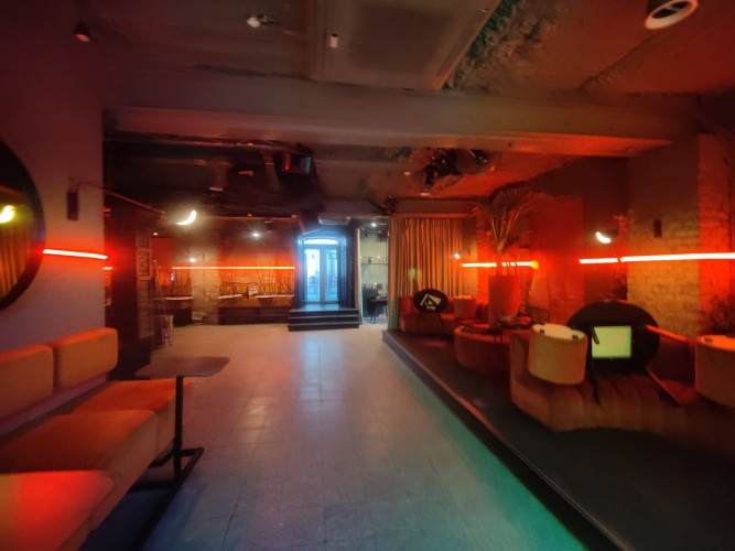 Kluba Skapis telpas ar 2 terasēm.  Šobrīd telpās atrodas klubs Skapis, pirms tam bija klubs Rīga - foto 6