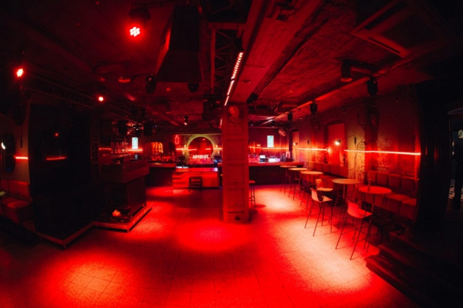 Kluba Skapis telpas ar 2 terasēm.  Šobrīd telpās atrodas klubs Skapis, pirms tam bija klubs Rīga - foto 14