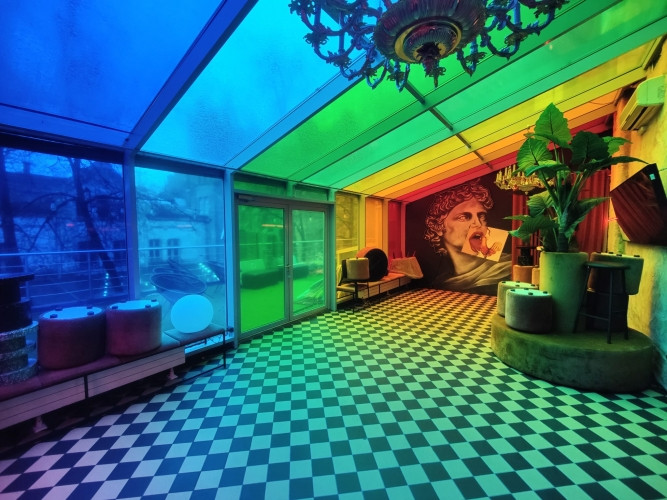 Kluba Skapis telpas ar 2 terasēm.  Šobrīd telpās atrodas klubs Skapis, pirms tam bija klubs Rīga - foto 7