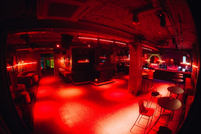 Kluba Skapis telpas ar 2 terasēm.  Šobrīd telpās atrodas klubs Skapis, pirms tam bija klubs Rīga - foto 11