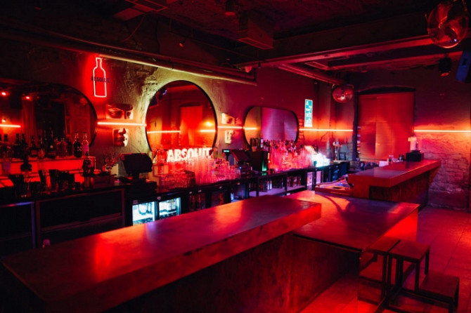 Kluba Skapis telpas ar 2 terasēm.  Šobrīd telpās atrodas klubs Skapis, pirms tam bija klubs Rīga - foto 12