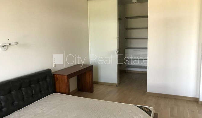 Fasādes māja, renovēta māja, labiekārtota apzaļumota teritorija, ir lifts, kāpņu telpa pēc Rīga - foto 7