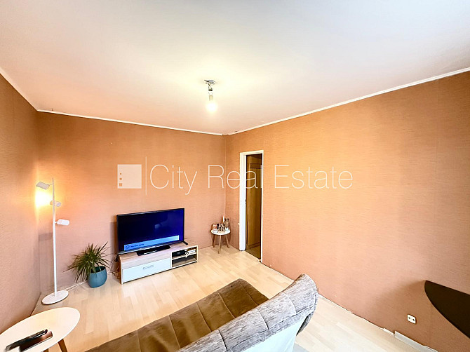 Fasādes māja, renovēta māja, labiekārtota apzaļumota teritorija, ir lifts, kāpņu telpa pēc Rīga - foto 14