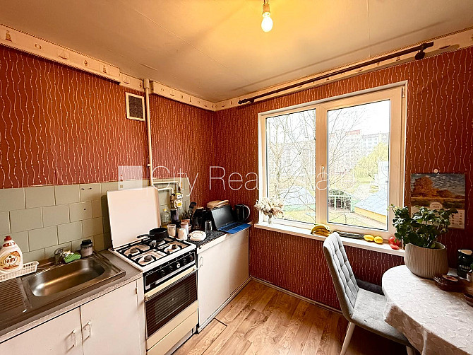 Fasādes māja, renovēta māja, labiekārtota apzaļumota teritorija, ir lifts, kāpņu telpa pēc Rīga - foto 17