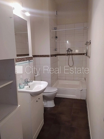 Pagalma ēka, renovēta māja, labiekārtots apzaļumots pagalms, slēgts pagalms, iežogota Rīga - foto 10