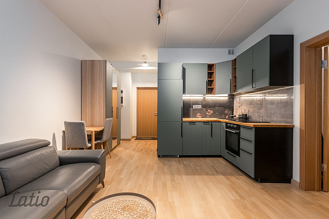 Pārdod plašu, kvalitatīvi mēbelētu 2 istabu dzīvokli jaunā projektā Miera ielā 103! Rīga - foto 1