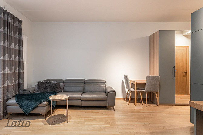 Pārdod plašu, kvalitatīvi mēbelētu 2 istabu dzīvokli jaunā projektā Miera ielā 103! Rīga - foto 2