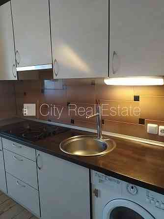 Фасадный дом, благоустроенный озеленённый двор, закрытый двор, места для Rīga