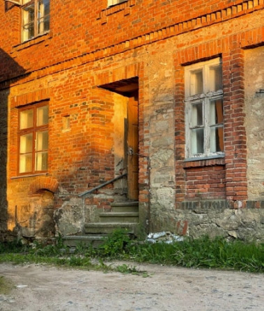 Trīsstāvu rekonstruējama māja Cēsu vecpilsētā.  Būvniecības gads: 1880. Ķieģeļu sienas, Cēsis un Cēsu novads - foto 3