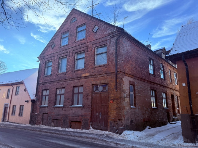 Trīsstāvu rekonstruējama māja Cēsu vecpilsētā.  Būvniecības gads: 1880. Ķieģeļu sienas, Cēsis un Cēsu novads - foto 10