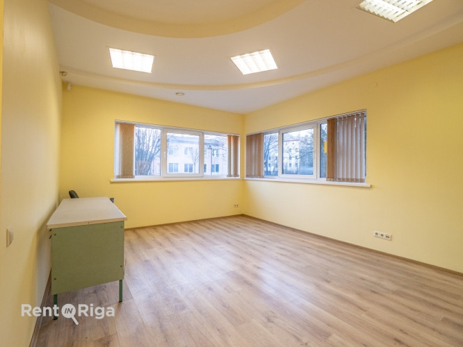 Reta iespēja īrēt telpas klusajā centrā, parka zonā, ar ērtu autostāvvietu, Kr. Barona un Rīga - foto 4