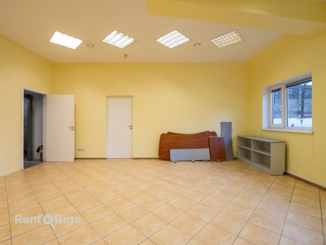 Reta iespēja īrēt telpas klusajā centrā, parka zonā, ar ērtu autostāvvietu, Kr. Barona un Rīga - foto 7