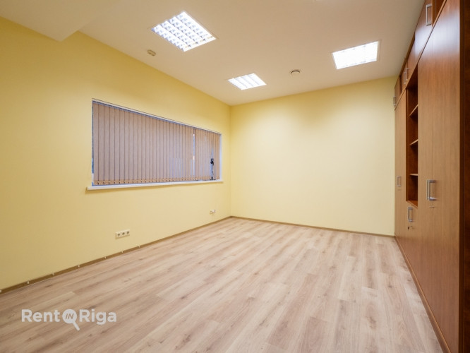 Reta iespēja īrēt telpas klusajā centrā, parka zonā, ar ērtu autostāvvietu, Kr. Barona un Rīga - foto 5
