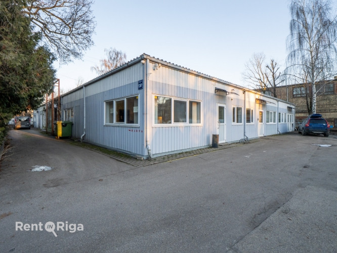 Reta iespēja īrēt telpas klusajā centrā, parka zonā, ar ērtu autostāvvietu, Kr. Barona un Rīga - foto 1