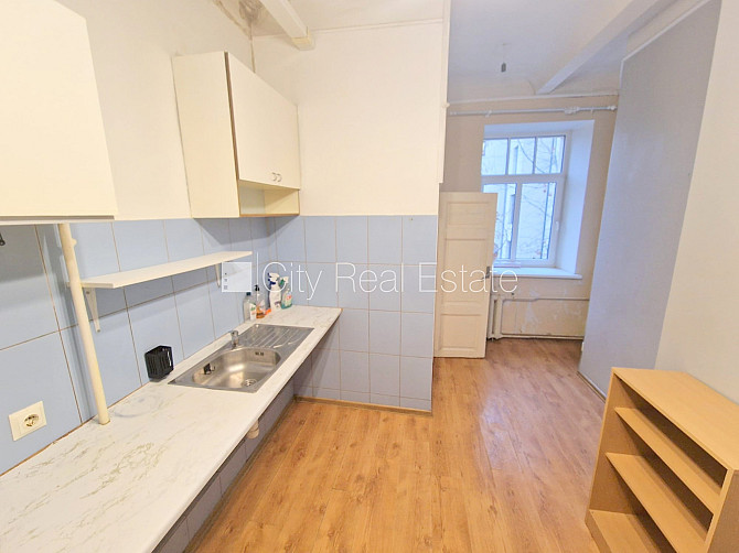 Fasādes māja, renovēta māja, ieeja no ielas, ir lifts, kāpņu telpa pēc kapitālā remonta, Rīga - foto 18