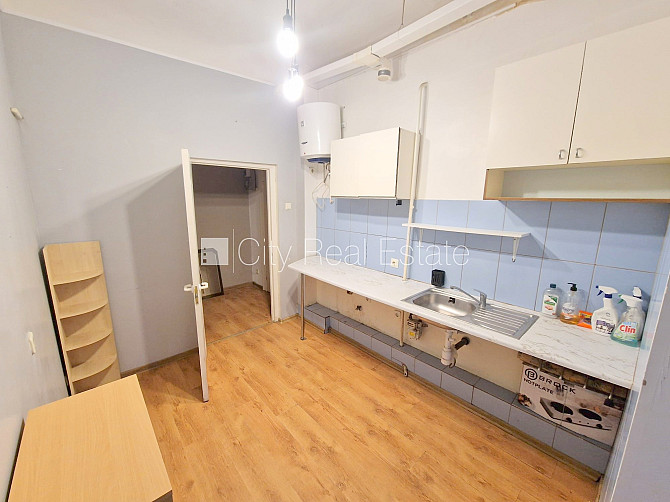 Fasādes māja, renovēta māja, ieeja no ielas, ir lifts, kāpņu telpa pēc kapitālā remonta, Rīga - foto 14