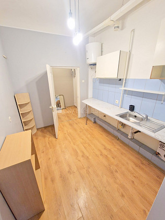 Fasādes māja, renovēta māja, ieeja no ielas, ir lifts, kāpņu telpa pēc kapitālā remonta, Rīga - foto 16