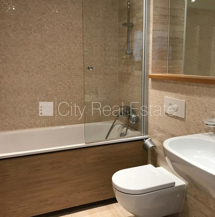 Fasādes māja, renovēta māja, ieeja no ielas, ir lifts, kāpņu telpa pēc kapitālā remonta, Rīga - foto 10