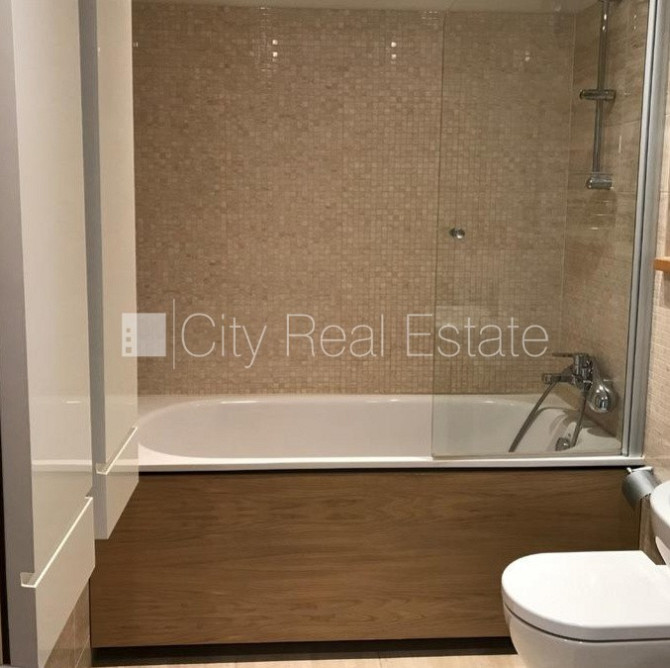 Fasādes māja, renovēta māja, ieeja no ielas, ir lifts, kāpņu telpa pēc kapitālā remonta, Rīga - foto 11