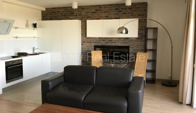 Fasādes māja, renovēta māja, ieeja no ielas, ir lifts, kāpņu telpa pēc kapitālā remonta, Rīga - foto 1