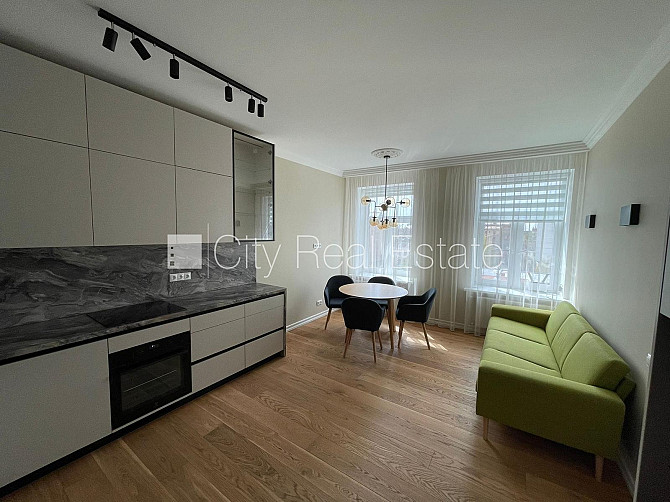 Fasādes māja, mansards, kāpņu telpa pēc kapitālā remonta, franču balkons, jumta terase, Rīga - foto 3