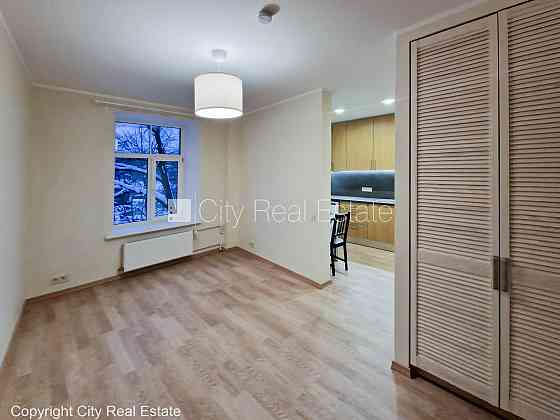 Фасадный дом, реновированный дом, вход с улицы, лифт, лестничная клетка после Rīga