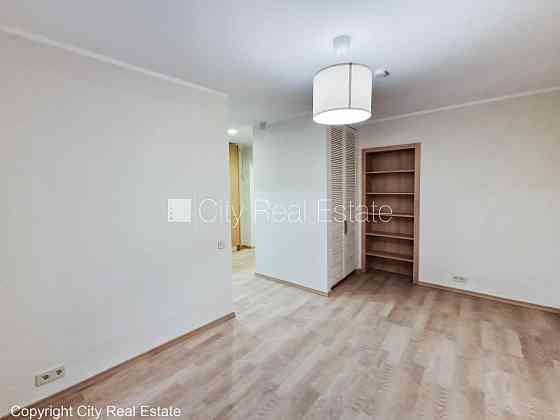 Фасадный дом, реновированный дом, вход с улицы, лифт, лестничная клетка после Rīga