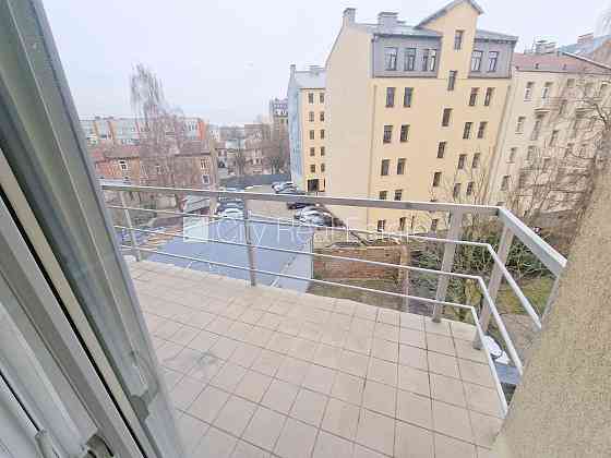 Фасадный дом, благоустроенная озеленённая территория, место для машины, балкон, Rīga