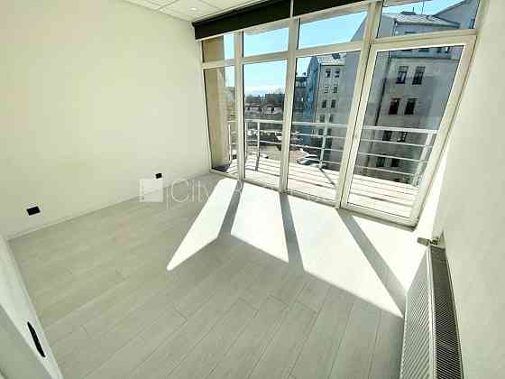 Фасадный дом, благоустроенная озеленённая территория, место для машины, балкон, Rīga