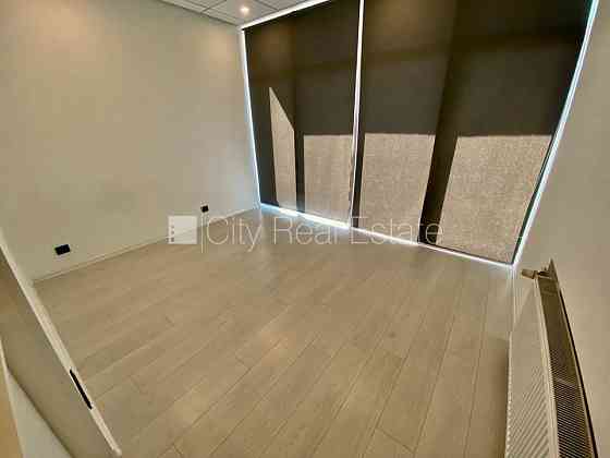 Фасадный дом, благоустроенная озеленённая территория, место для машины, балкон, Rīga