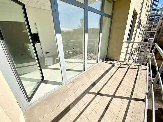 Фасадный дом, благоустроенная озеленённая территория, место для машины, балкон, Rīga