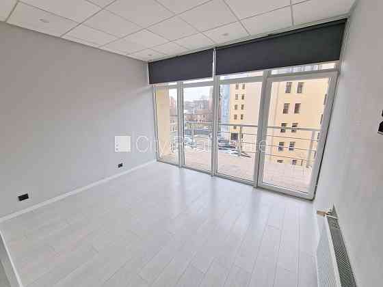 Фасадный дом, благоустроенная озеленённая территория, место для машины, балкон, Rīga