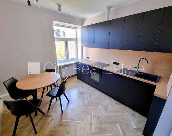 Фасадный дом, закрытый двор, возможность аренды парковки, охраняемая территория, Rīga