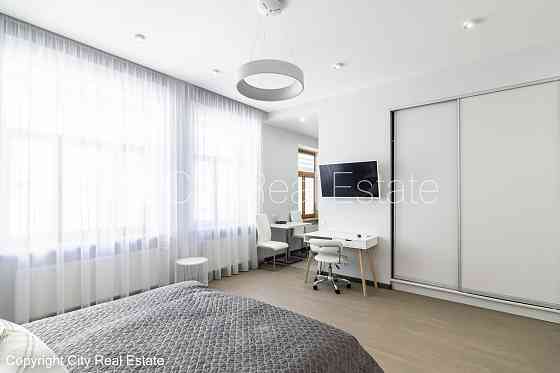 Здание во дворе, реновированный дом, благоустроенный озеленённый двор, закрытый Rīga