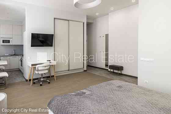 Здание во дворе, реновированный дом, благоустроенный озеленённый двор, закрытый Rīga