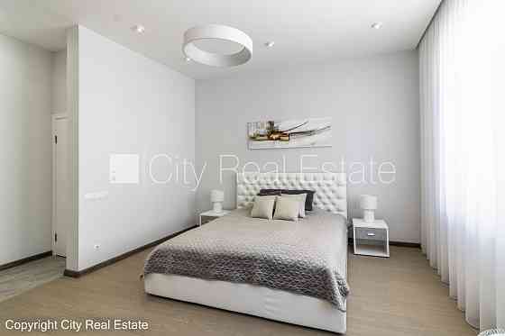 Здание во дворе, реновированный дом, благоустроенный озеленённый двор, закрытый Rīga