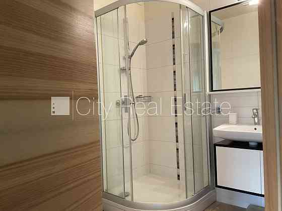 Здание во дворе, благоустроенная озеленённая территория, место для машины, Rīga