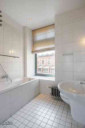 Tiek piedāvāta  no 01.02.2026  ilgtermiņa īrē   daļēji mēbelētu trīsstāvu rindu māja Kīpsalā ar skat Rīga