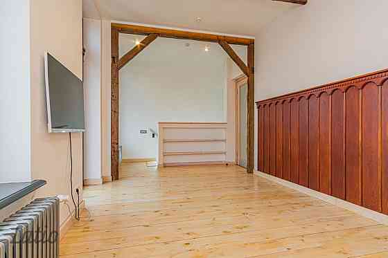 Tiek piedāvāta  no 01.02.2026  ilgtermiņa īrē   daļēji mēbelētu trīsstāvu rindu māja Kīpsalā ar skat Rīga