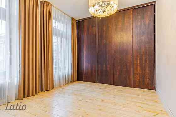 Tiek piedāvāta  no 01.02.2026  ilgtermiņa īrē   daļēji mēbelētu trīsstāvu rindu māja Kīpsalā ar skat Rīga