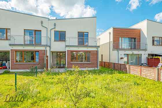 Izīrē skaistu, plašu daļēji mēbelētu māju privātmāju ciematā Piņķos.
Mājas pirmajā stāvā ir izvietot Rīgas rajons