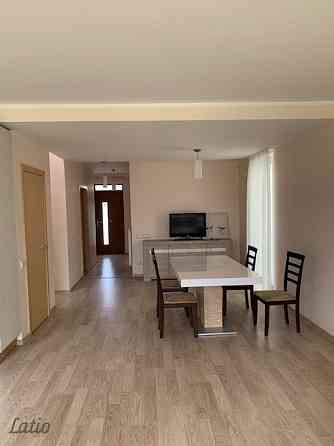 Izīrē skaistu, plašu daļēji mēbelētu māju privātmāju ciematā Piņķos.
Mājas pirmajā stāvā ir izvietot Rīgas rajons