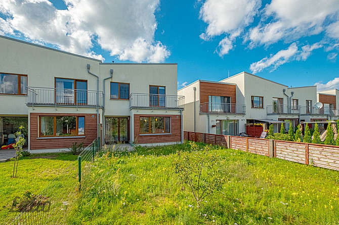 Izīrē skaistu, plašu daļēji mēbelētu māju privātmāju ciematā Piņķos.
Mājas pirmajā Rīgas rajons - foto 1