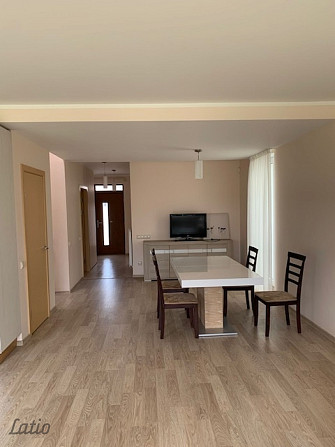 Izīrē skaistu, plašu daļēji mēbelētu māju privātmāju ciematā Piņķos.
Mājas pirmajā Rīgas rajons - foto 4