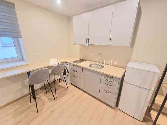 Дом во дворе, закрытый двор, место для машины, студио, кухня объединена с Рига