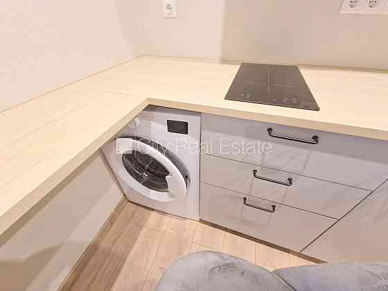 Дом во дворе, закрытый двор, место для машины, студио, кухня объединена с Рига