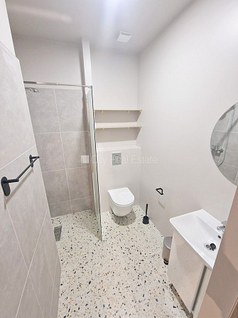 Дом во дворе, закрытый двор, место для машины, студио, кухня объединена с Рига - изображение 17