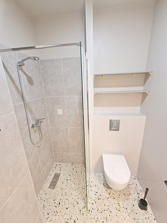 Дом во дворе, закрытый двор, место для машины, студио, кухня объединена с Рига - изображение 18